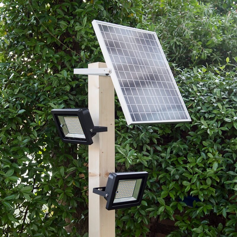 Consigue la mejor iluminación en tu jardín gracias a estos 4 focos solares  para exterior